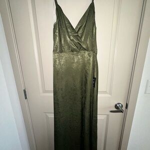 Lulu’s wedding guest army green dress, never worn with tags on size large